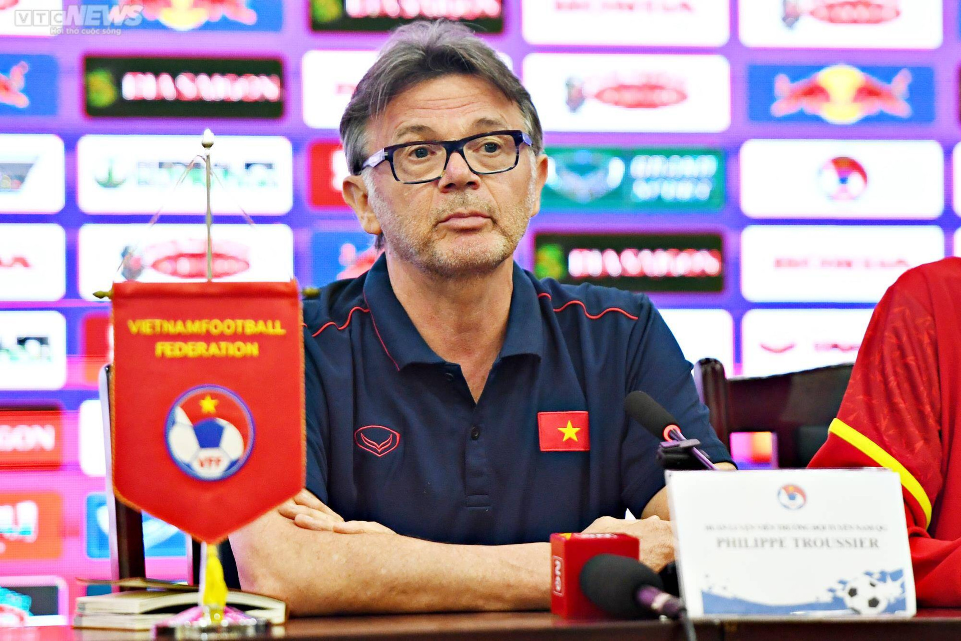 HLV Troussier chỉ rõ lý do Quang Hải không được trọng dụng ở Pau FC - 1