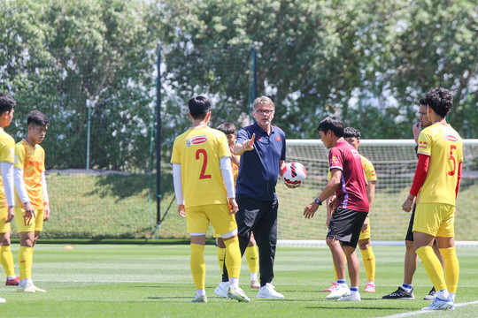 HLV Troussier 'chỉnh' cầu thủ U23 Việt Nam trước trận gặp UAE